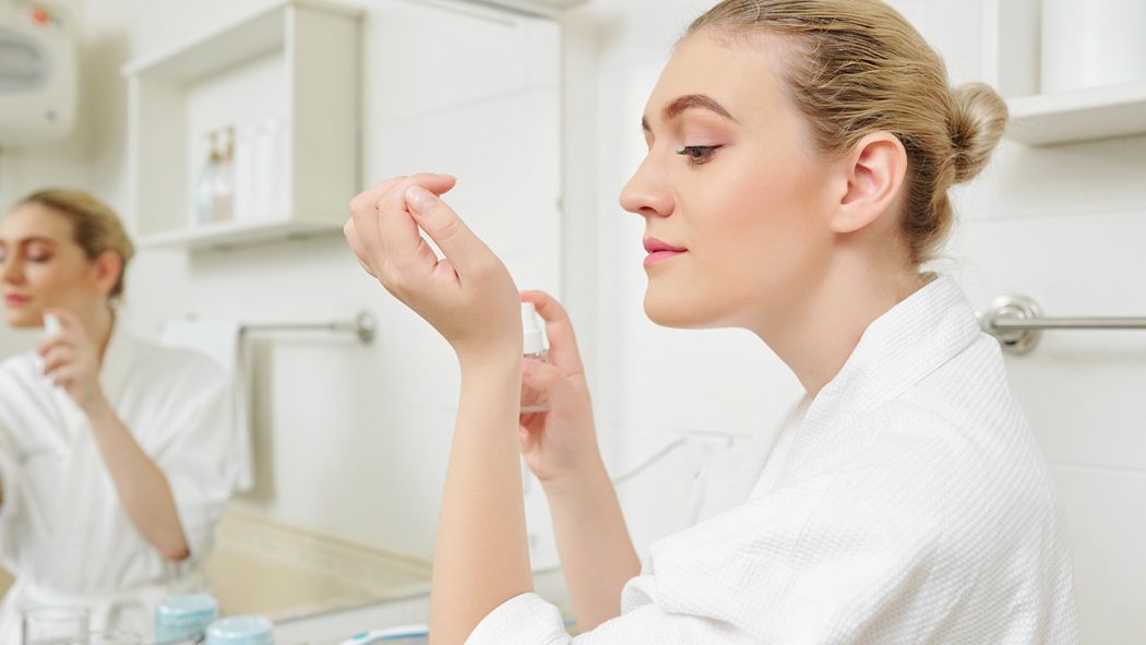 femme qui se parfume