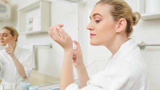femme qui se parfume